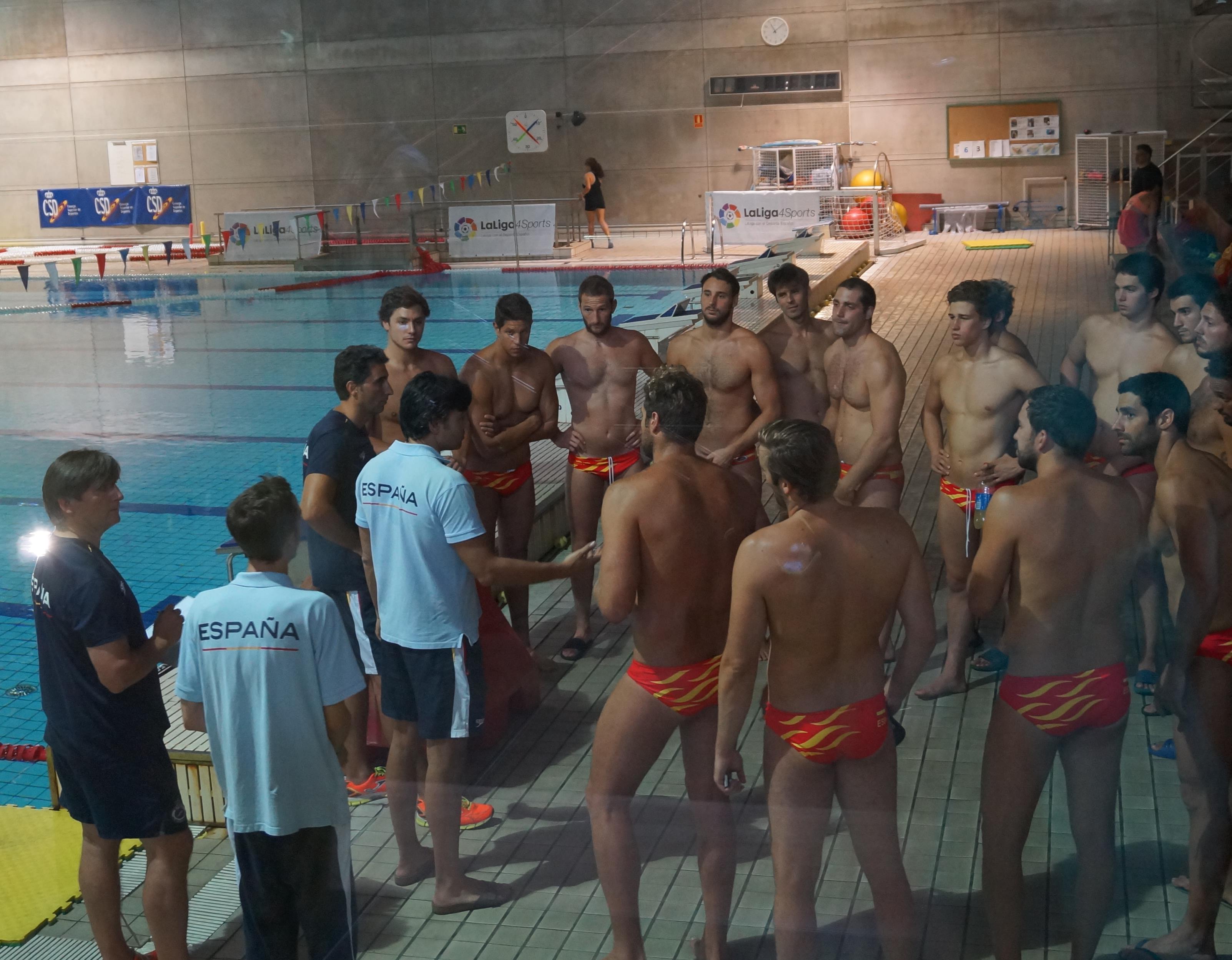 Gabi Hernández dando órdenes a la selección de waterpolo