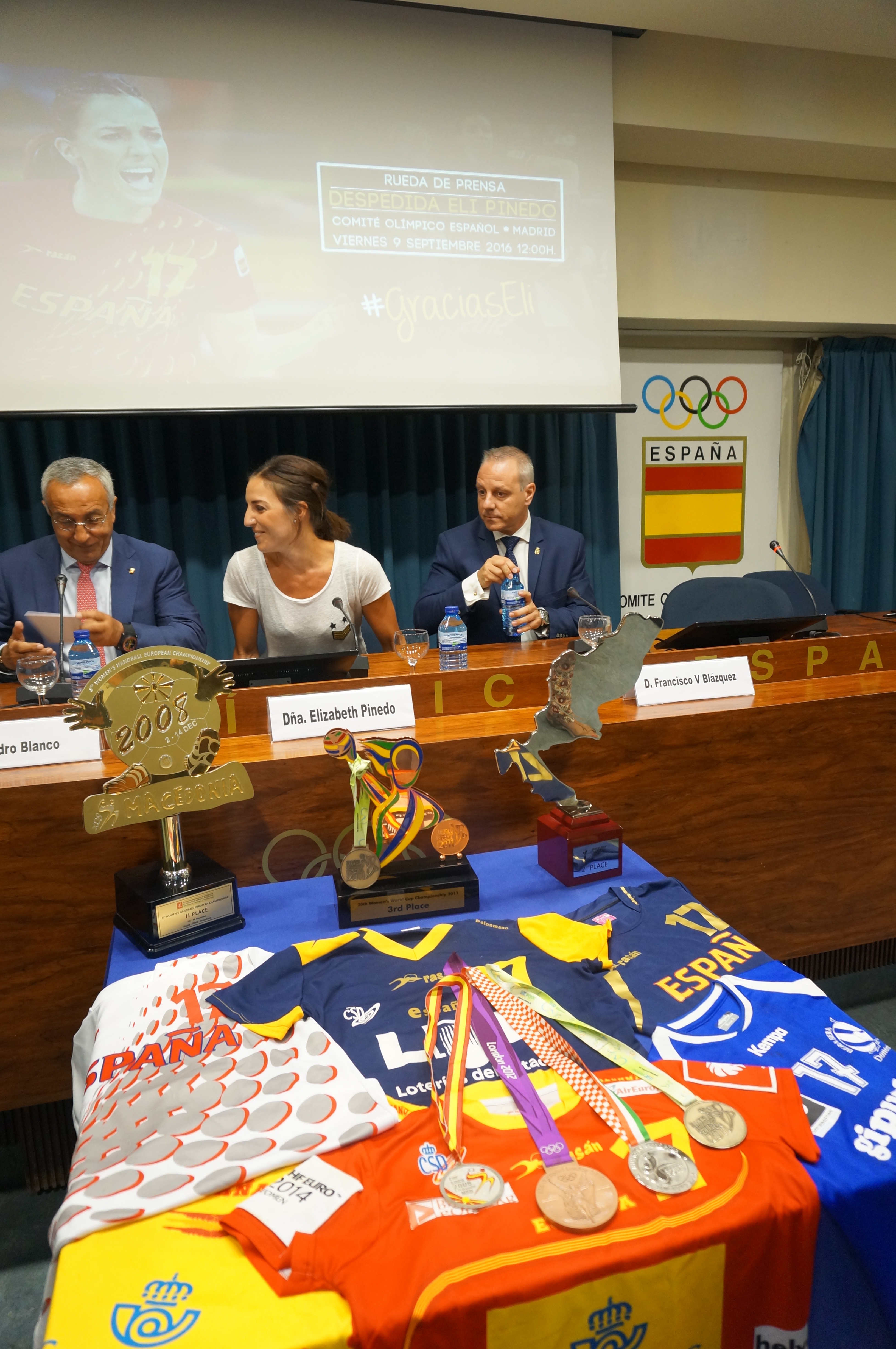 En su despedida oficial, rodeada de sus trofeos y medallas y acompañada del presidente del COE y el de la Federación de balonmano