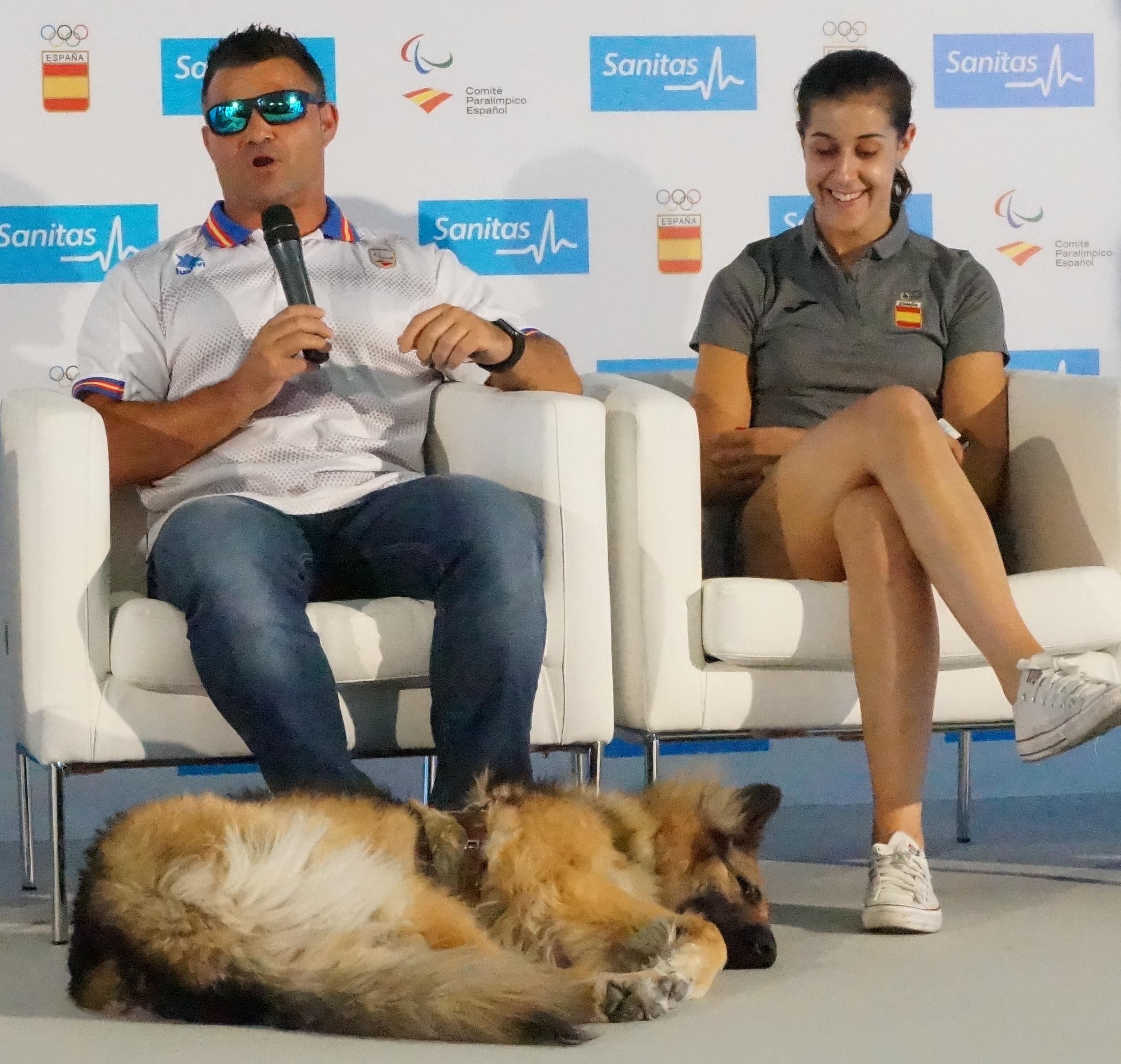 Con su inseparable perra Farala y con la campeona Carolina Marón en un acto