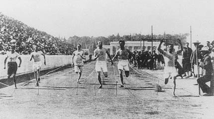 La carrera de los 100 metros, ganada por Archie Hahn. Foto de Hulton Archive/Getty Images