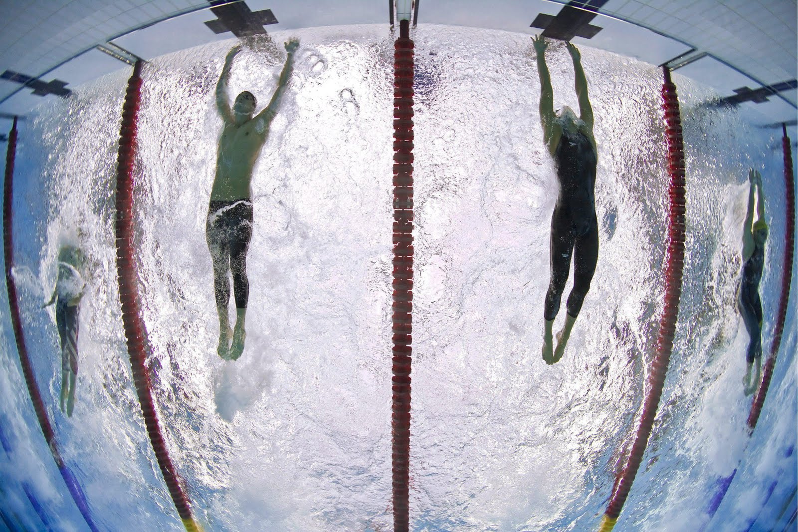 Csvic es el nadador de la derecha, con bañador completo