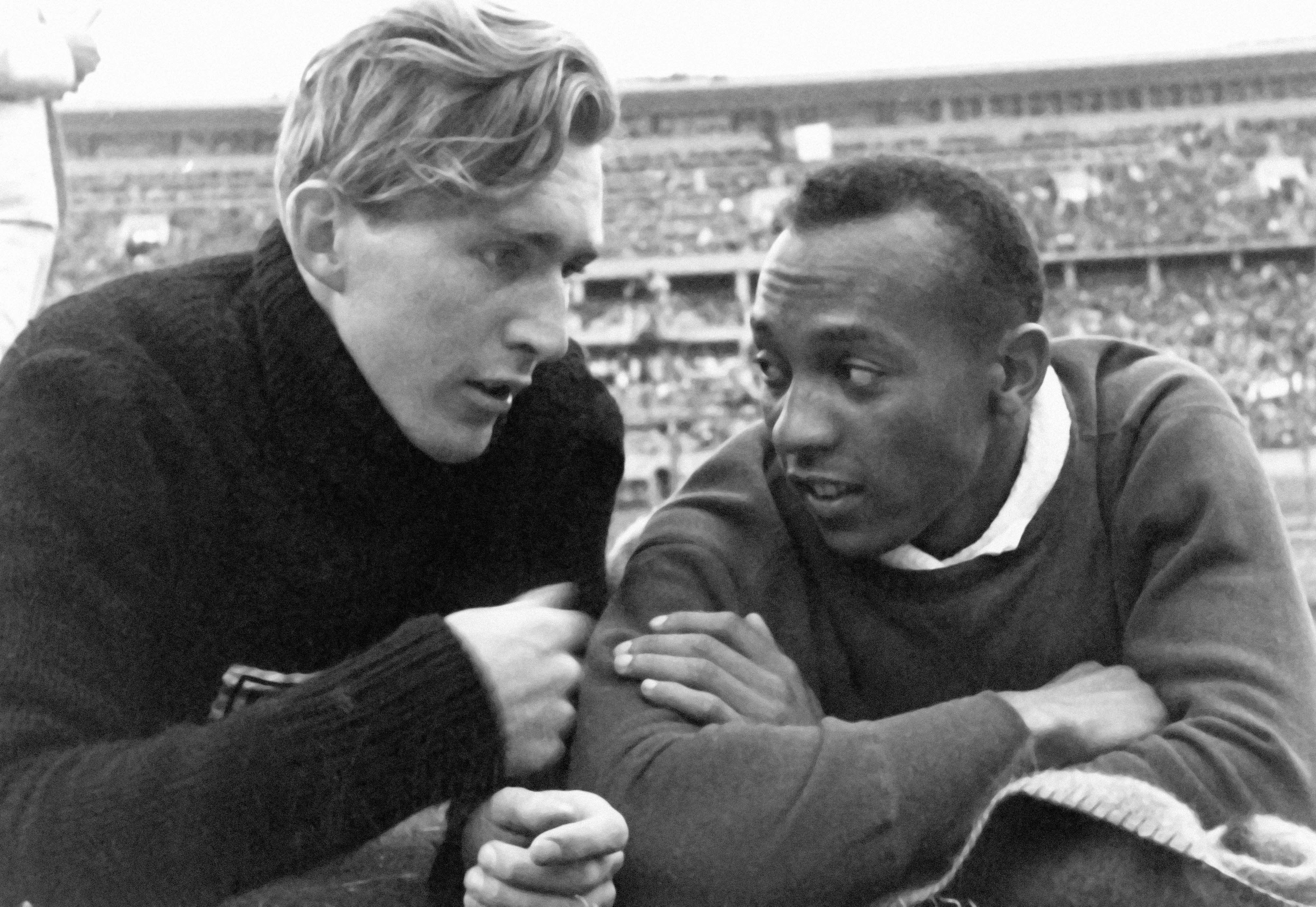 Owens con el saltador aleman Long, con el que nació una fuerte amistad en los Juegos de Berlín 36