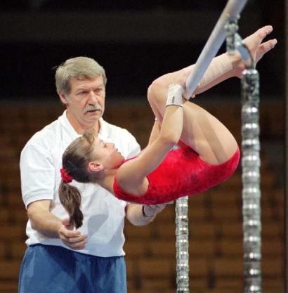 Károlyi entrenando a Dominique Moceanu