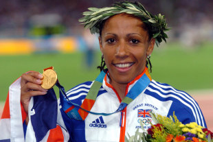  Kelly Holmes ganó los 800 y el 1500 en Atenas. De seguir la antigua norma, no habría podido participar.espn.com.uk