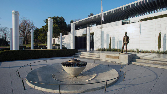 Le MusÈe Olympique Lausanne, 2013 - Vue extÈrieure. La vasque et la statue de "Pierre de Coubertin" par Jean CARDOT (FRA, 1930-), 1991 devant l'entrÈe principale, cÙtÈ sud.