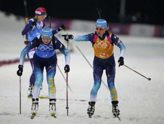 Olena Pidhrushna a la izquierda, recibiendo el relevo. Foto de REUTERS/Carlos Barria 